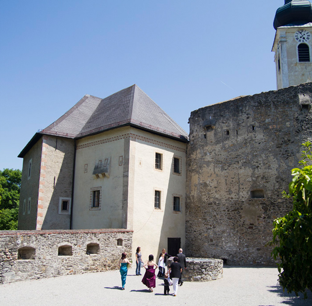 Hochzeitsgesellschaft im Schloss Gloggnitz